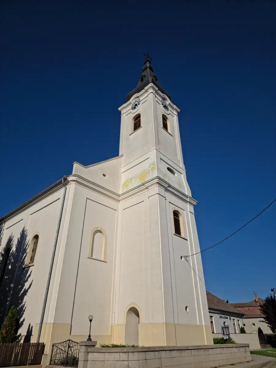 Kapu a szügyi evangélikus templomnál