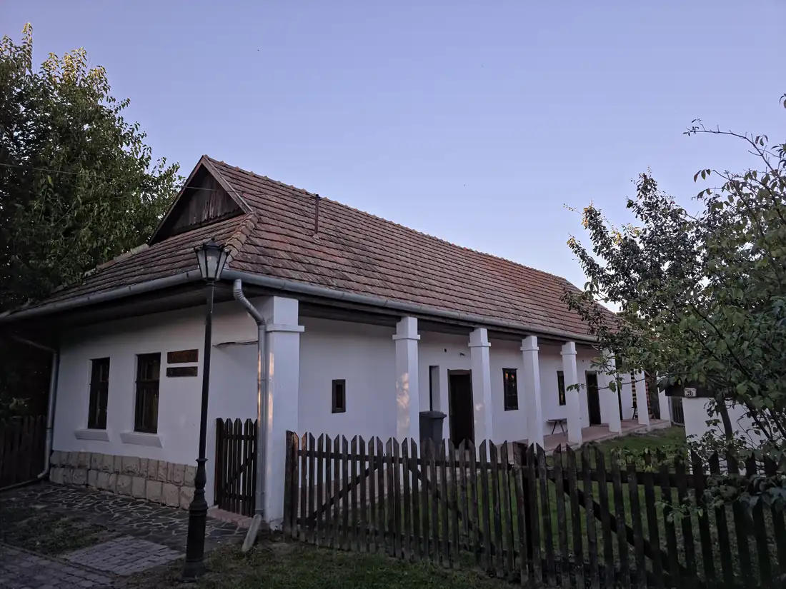 A szügyi Falumúzeum hagyományos háza az utcáról