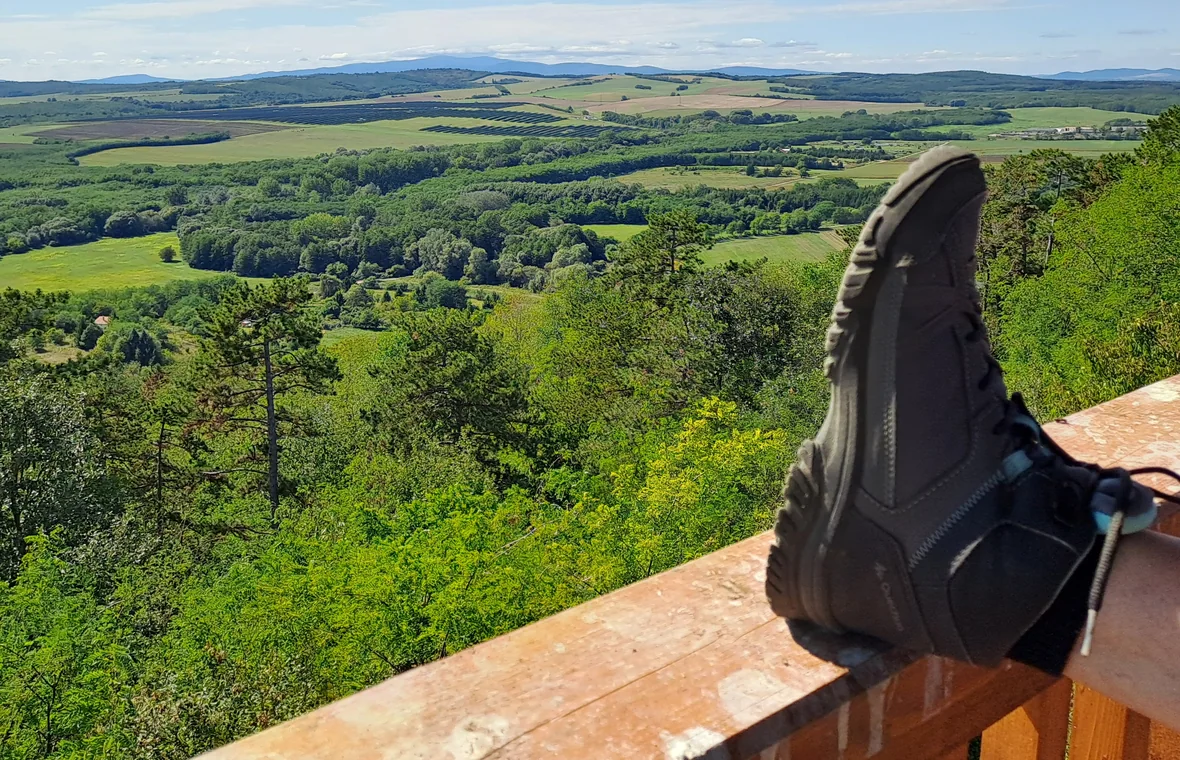 Bakancs a Dudáska kilátójánál, panorámával Szügy felé
