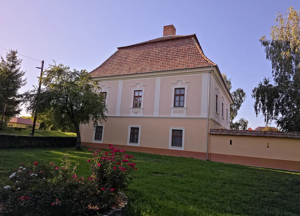 A szügyi Vármegyeháza épülete kerttel
