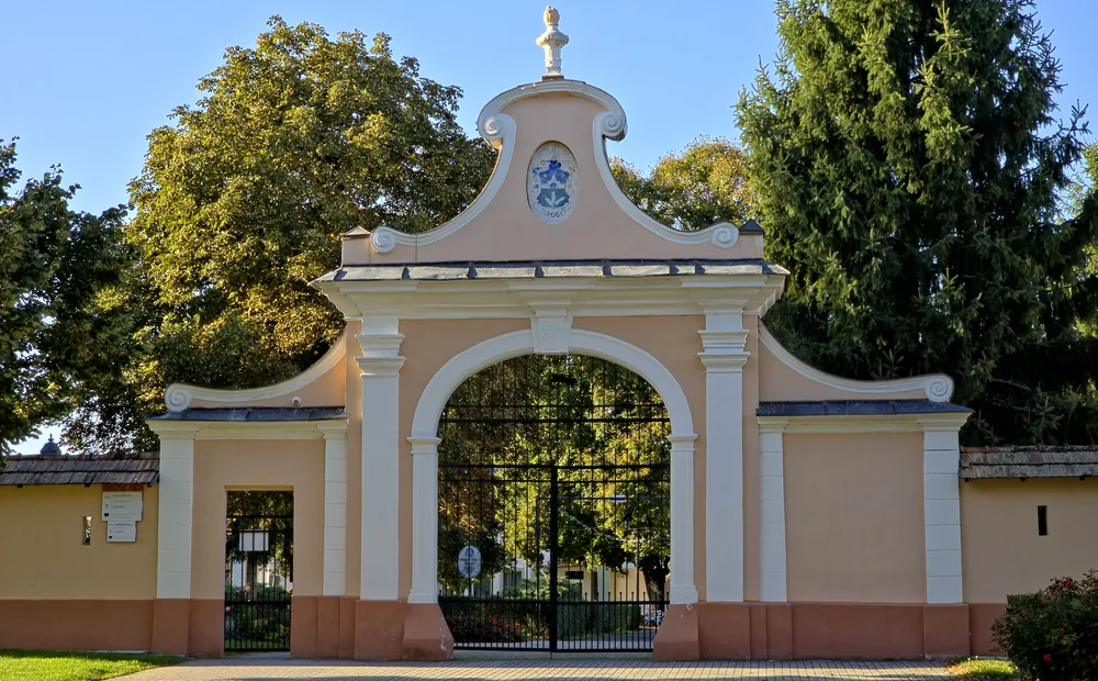 A szügyi Vármegyeháza kapuja